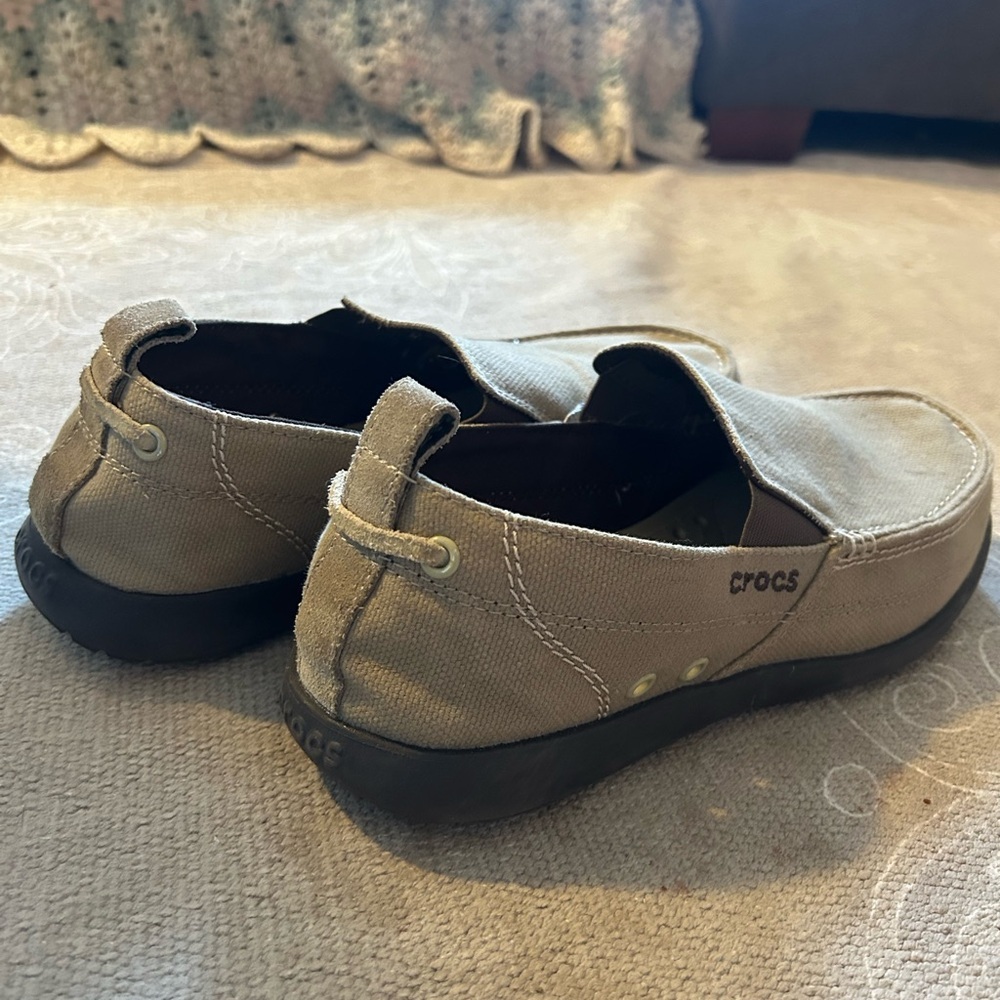 ✨ CROCS Men’s Santa Cruz Slip-On Loafers – Beige Canvas / Black Sole